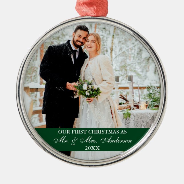 Elegant Script Vår Första Jul Grön Julgransprydnad Metall (Framsidan)