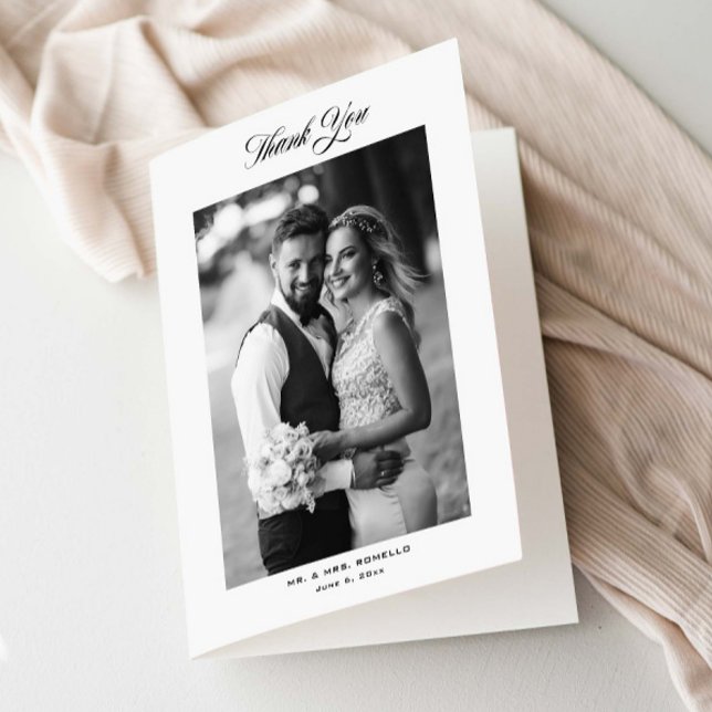 Elegant Script Vikad Bröllopsfoto Tack Kort (Elegant black and white script minimal wedding photo thank you cards.)