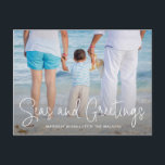 Elegant Seas och Hälsning Beach Photo jul Helg Vykort<br><div class="desc">Skicka helgdag med det här nautiska julvykortet med en enkel design med ord "Seas och Hälsning" i ett tunt,  vitt skript i eleganten,  tillsammans med ditt meddelande över ditt favoritsemesterfoto på vågrät. Baksidan har ditt personliga meddelande och din returadress för enkel utskick.</div>
