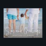 Elegant Seas och Hälsning Beach Photo jul Helg Vykort<br><div class="desc">Skicka helgdag med det här nautiska julvykortet med en enkel design med ord "Seas och Hälsning" i ett tunt,  vitt skript i eleganten,  tillsammans med ditt meddelande över ditt favoritsemesterfoto på vågrät. Baksidan har ditt personliga meddelande och din returadress för enkel utskick.</div>