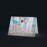 Elegant Seas och Hälsning Beach Photo jul Helgkort<br><div class="desc">Skicka ut helgdag med det här nautiska, veckovisa julkortet med en enkel design med ord "Seas och Hälsning" i ett tunt, vitt skript i eleganten, tillsammans med ditt meddelande över ditt favoritsemesterfoto på vågrät. Lägg till ditt personliga meddelande i insidan eller ta bort texten om du vill lämna skriva till...</div>