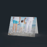 Elegant Seas och Hälsning Beach Photo jul Helgkort<br><div class="desc">Skicka ut helgdag med det här nautiska, veckovisa julkortet med en enkel design med ord "Seas och Hälsning" i ett tunt, vitt skript i eleganten, tillsammans med ditt meddelande över ditt favoritsemesterfoto på vågrät. Lägg till ditt personliga meddelande i insidan eller ta bort texten om du vill lämna skriva till...</div>