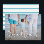 Elegant Seas och Hälsning Beach Photo jul Julkort<br><div class="desc">Skicka helgdag med det här platta julkortet för nautiskt tema med en enkel design med ord "Seas och Hälsning" i ett tunt,  vitt skript med elegant,  tillsammans med ditt meddelande över ditt favoritsemesterfoto på vågrät. Baksidan har aqua och vit rand.</div>