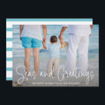 Elegant Seas och Hälsning Beach Photo jul Julkort<br><div class="desc">Skicka helgdag med det här platta julkortet för nautiskt tema med en enkel design med ord "Seas och Hälsning" i ett tunt,  vitt skript med elegant,  tillsammans med ditt meddelande över ditt favoritsemesterfoto på vågrät. Baksidan har aqua och vit rand.</div>