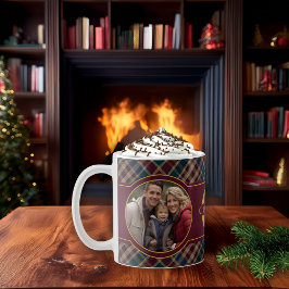 Elegant semesterfoto med rutmönster och monogramna kaffemugg
