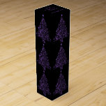 Elegant Shiny Metallic Lila Black Julgran Presentask För Vinflaska<br><div class="desc">Elegant Decorative Metallic Lila and Black God jul Träd Mönster Julhelg Presentask för Vinflaska</div>