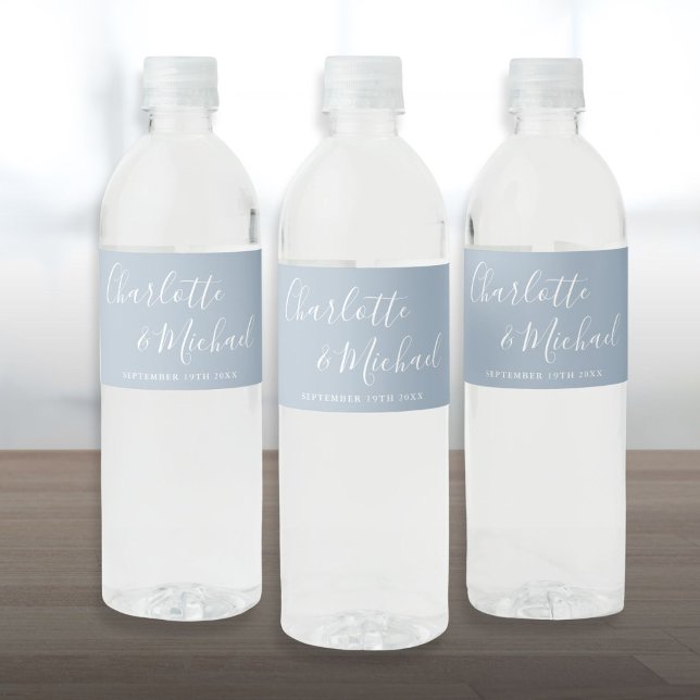 Elegant signatur skrift dammig blå bröllop vattenflaskor etikett (Elegant Signature Script Dusty Blue Wedding Water Bottle Label)