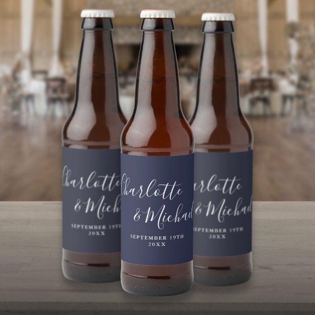 Elegant Signatur Skrift Typ Navyblå Bröllop Ölflaska Etikett (Elegant Signature Script Navy Blue Wedding Beer Bottle Label)