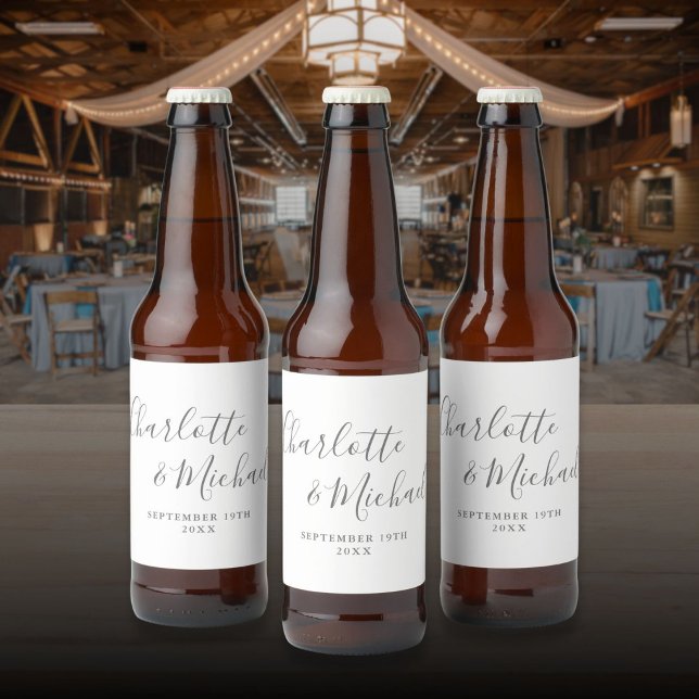Elegant signatur skript grå och vit bröllop ölflaska etikett (Elegant Signature Script Gray And White Wedding Beer Bottle Label)