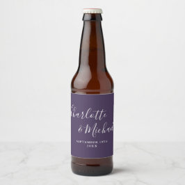 Elegant signaturskrift lila bröllop ölflaska etikett
