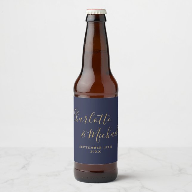 Elegant signaturskrift Navy Blue Gold Bröllop Ölflaska Etikett (Framsida)