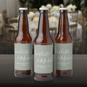 Elegant signaturskrift Sage Green Bröllop Ölflaska Etikett