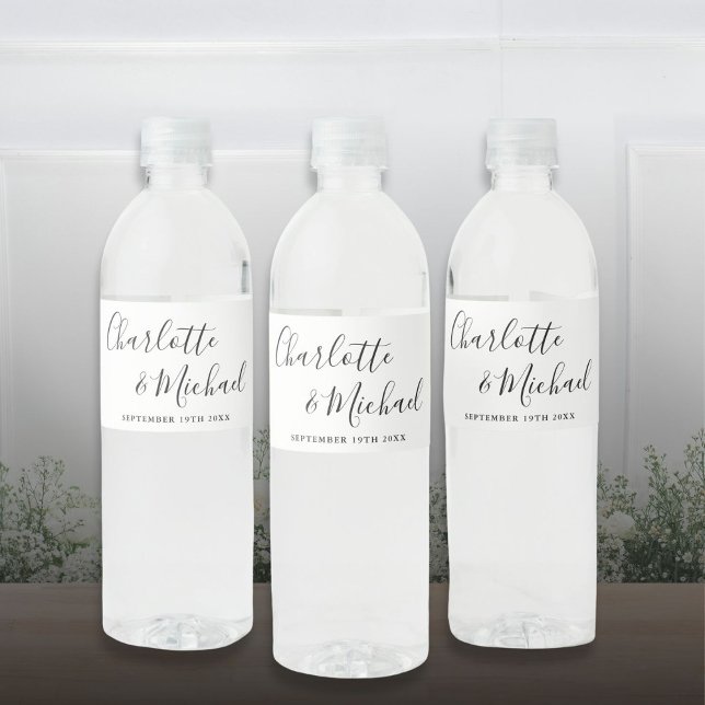 Elegant signaturskrift svart-vit bröllop vattenflaskor etikett (Elegant Signature Script Black And White Wedding Water Bottle Label)