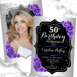Elegant Silver Black Lila Photo 50:e födelsedagen Inbjudningar<br><div class="desc">Femininininbjudan till elegantens blommigt på 50 års födelsedag med ditt foto på baksidan av kortet. Glam-design med faux silver. Har lila ro, skriptteckensnitt och kontur. Perfekt för en snyggt vuxen under firande party. Anpassa med dina egna detaljer. Kan anpassas för vilken ålder som helst! Skrivna Zazzle-inbjudningar eller digital utskrivbar mall...</div>