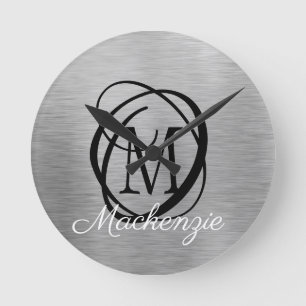 Elegant Silver Brushed Metall Monogram Namn Snyggt Rund Klocka