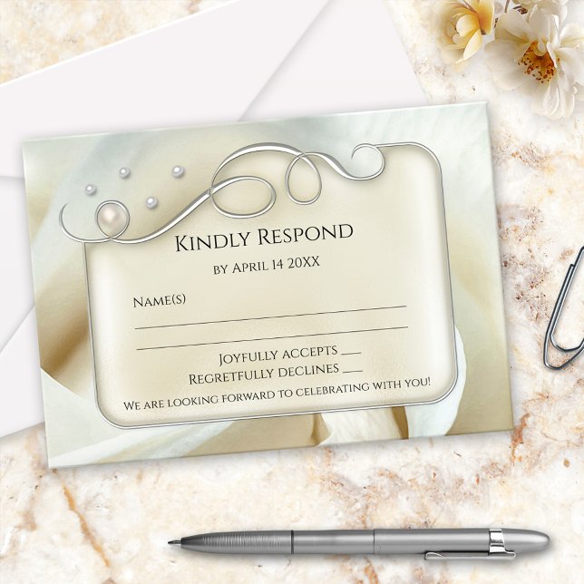 Elegant silver elfenbenspärlros bröllops-RSVP-kort Inbjudningar (RSVP card featuring artistic silver floral swirls and tiny pearls on a chic ivory cream colored rose)