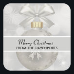 Elegant Silver jul Boll på Bokeh Ljus Fyrkantigt Klistermärke<br><div class="desc">Stickrar med magisk helgdag. Med en silver-jul-boll med snöflingor-dekorationer och avslutat av med en söt silver-båge. Bakgrunden är en illustration av ljus vid silver med elegantens stjärnor spridda över hela världen.</div>