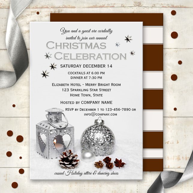 Elegant Silver Julfest-inbjudan Inbjudningar (Christmas Holiday invitation featuring a silver lantern and Christmas ball with pine cone on snow)