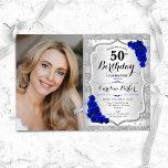 Elegant Silver Royal Blue Photo 50:e födelsedagen Inbjudningar<br><div class="desc">Femininininbjudan till elegantens blommigt på 50 år med ditt foto. Glam-design med faux glitter silver. Funktioner rand, royal blue ro, skriptteckensnitt och confietti. Perfekt för en snyggt vuxen under firande party. Anpassa med dina egna detaljer. Kan anpassas för vilken ålder som helst! Skrivna Zazzle-inbjudningar eller digital utskrivbar mall för omedelbar...</div>