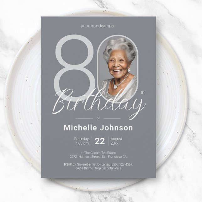 Elegant Silver Skräddarsydd Foto 80-årsdag Inbjudningar (Elegant Silver Custom Photo 80th Birthday Invitation)