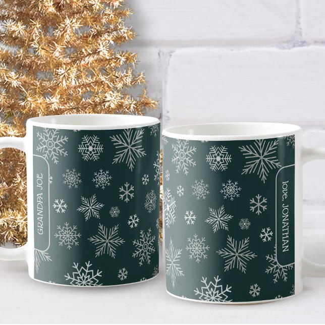 Elegant Silver Snöflingor jul Namn Kaffemugg (Make someone's holiday brighter with this delightful silver snowflakes Christmas mug.)