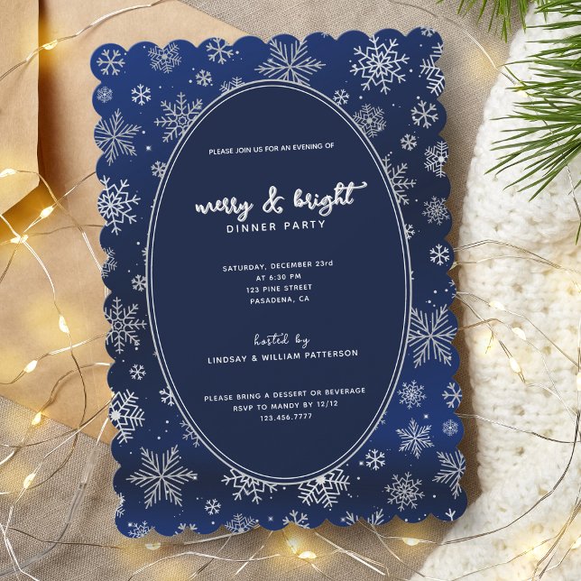 Elegant Silver Snöflingor om Nattblått jul Inbjudningar (Make your event sparkle and shine, the perfect choice for a glamorous holiday gathering.)