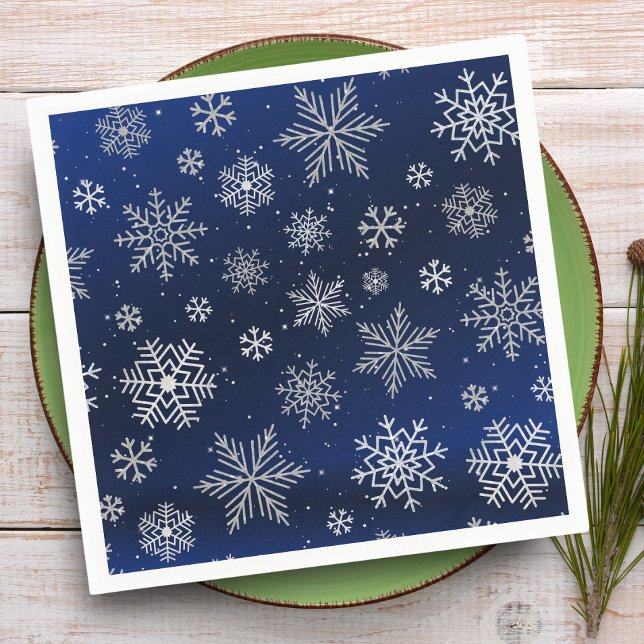 Elegant Silver Snöflingor om Nattblått jul Pappersservett (Elevate your holiday gatherings with these delicate silver snowflakes on midnight blue napkins.)