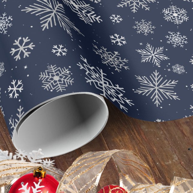 Elegant Silver Snöflingor om Nattblått jul Presentpapper (Wrap the magic of the season with our elegant dark blue paper and shimmering silver snowflakes.)
