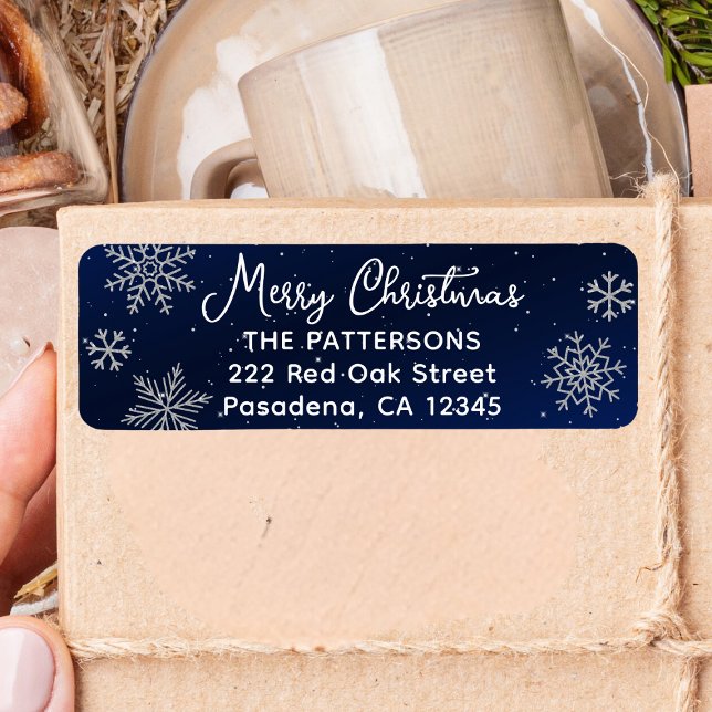 Elegant Silver Snöflingor om Nattblått jul Returadress Etikett (Snowflakes add a touch of sparkle, creating an elegant label for your Christmas envelopes or package)