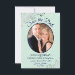 Elegant Silver Snöre & Photo Mint & Navy Bröllop Spara Datumet<br><div class="desc">De här vackra korten är ett underbart sätt att låta dina vänner och familj veta att spara datumet för ditt kommande bröllop. De har en mint-grönt och marin blå färgad med ditt foto i en ovalformad ram omgiven av silver grått-snöre-frieller finare-skriptbokstäver med namn, bröllop datum och plats. På baksidan finns...</div>