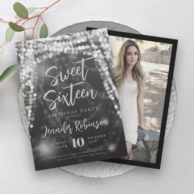 Elegant Silver String Ljus Photo Sweet 16 Inbjudningar (Elegant Silver String Lights Photo Sweet 16 Invitation)