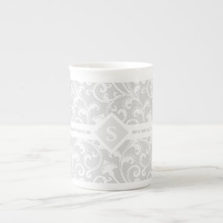 Elegant silverdamast virvlar runt monogramen benporslin mugg