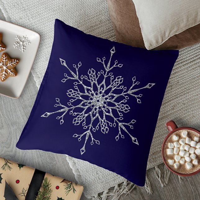 Elegant silverglitter jul snöflinga marinblå kudde (Elegant Silver Glitter Holiday Snowflake Navy Blue Throw Pillow)