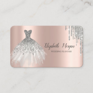 Elegant silverklänning med glitterdropar på roségu visitkort