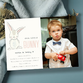 Elegant Simple Cute Bunny Rosa Photo Barns födelse Inbjudningar