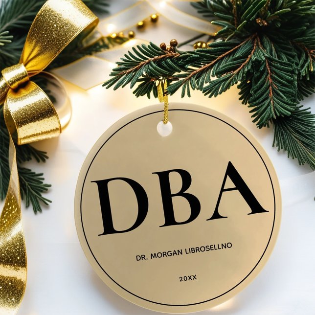 Elegant Simple Guld DBA Studenten Julgransprydnad Keramik (Gift this keepsake DBA graduation ornament for the holidays.)