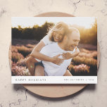 Elegant Simple Sage Grönt Minimal julfoto Julkort<br><div class="desc">Ett platta gratulationskort för foto i snyggt med klassisk typografi "Glad helg" i svart på en ren, enkel, minimalistisk vit bakgrund med en mjuk grönt färg på motsatt sida. Fotot, namn och hälsning kan enkelt anpassas för personligt bruk. En enkel, minimalistisk och contemporary julklapp som utmärker den här julhelgen! Bilden...</div>