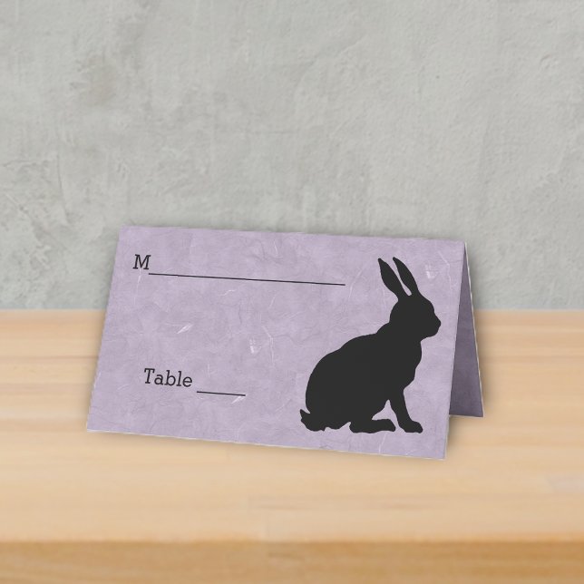 Elegant Sitta-kanin i Black Silhouette Lila Placeringskort (sitting black silhouette rabbit on marbled light purple table standing place card.)