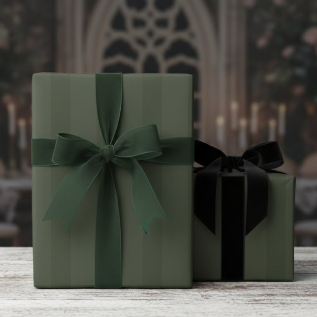 Elegant skoggrön på gröna tjocka ränder presentpapper (Moody Forest Green Wrapping Paper for Elegant Hallowedding, Anniversary. Dark Green Stripes for Him)