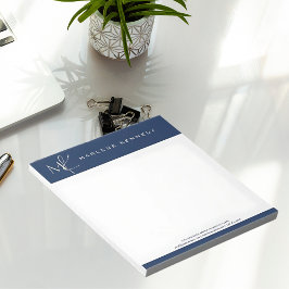 Elegant skräddarsydd silvermonogram i marinblå fär anteckningsblock