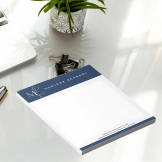 Elegant skräddarsydd silvermonogram i marinblå fär anteckningsblock