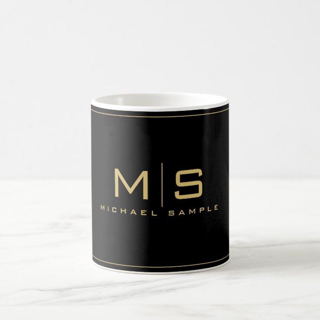 Elegant skräddarsydd svart guldnamnmonogram kaffemugg (Center)