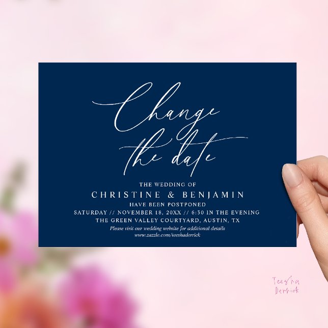 Elegant Skrift Ändra Datum Bröllop Fördröja  Inbjudningar (Elegant Script Change the Date Wedding Postponement Invitation Card in Navy Blue)