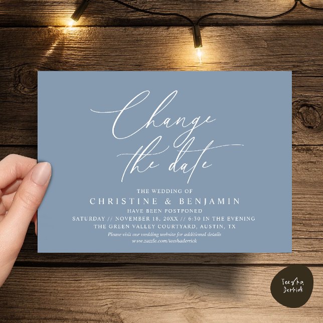 Elegant Skrift Ändra Datum Bröllop Fördröjd  Inbjudningar (Elegant Script Change the Date Wedding Postponement Invitation Card in Dusty Blue)