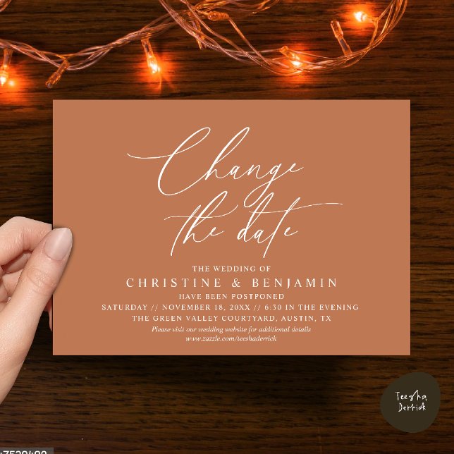 Elegant Skrift Ändra Datum Bröllop Fördröjs  Inbjudningar (Elegant Script Change the Date Wedding Postponement Invitation Card in Terracotta Brown Copper)