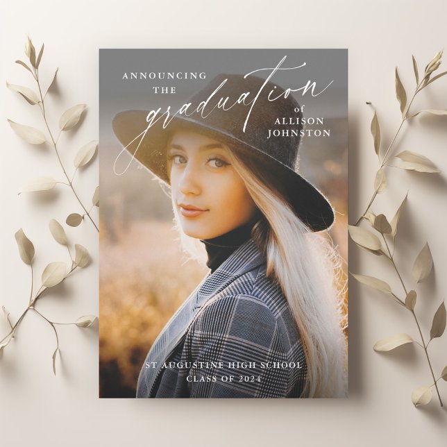 Elegant skriftfoto examen inbjudningar (Elegant Handwritten Script 2 Photo Graduation Invitation Announcement.)