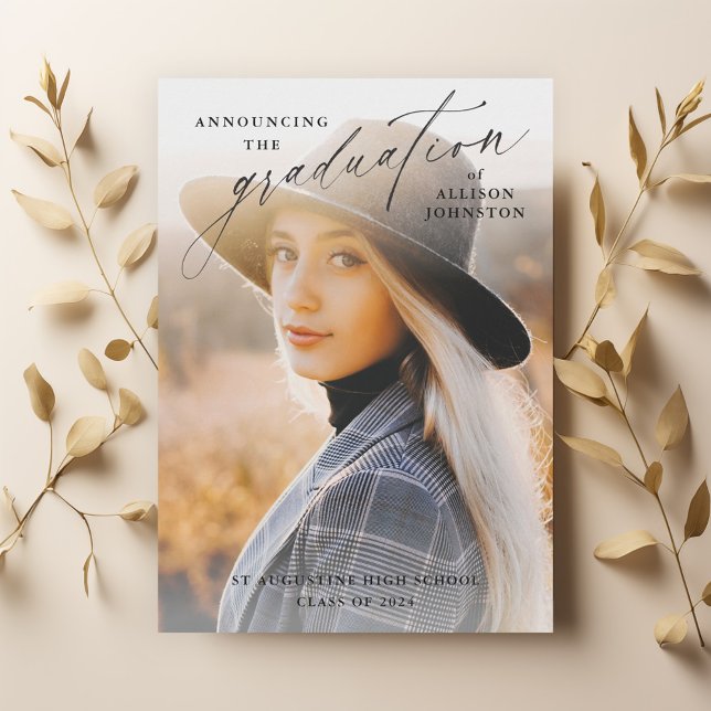 Elegant skriftfotoexamen inbjudningar (Elegant Handwritten Script 2 Photo Graduation Invitation Announcement.)