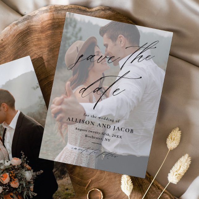 Elegant skriftlig fotobrut Bröllop spara datum Datumet (Elegant handwritten script wedding photo save the date.)