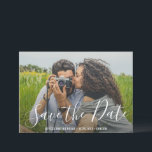 Elegant skrifttypografi Modern bröllopsinbjudan Spara Datumet<br><div class="desc">Modern bröllopsfotografi Spara datum-kort med en enkel design med elegant skrifttypografi över ditt favorit horisontella foto. Baksidan har två fyrkantiga foton tillsammans med ditt personliga meddelande i svart och vitt.</div>