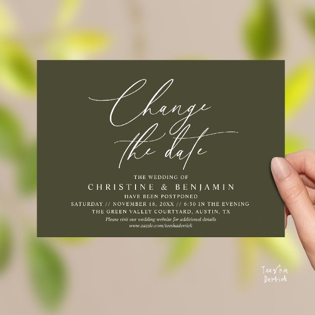 Elegant skript ändra datum bröllop uppskjuta  inbjudningar (Elegant Script Change the Date Wedding Postponement Invitation Card in Olive Green)